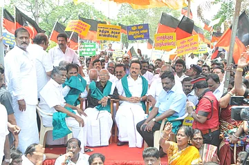 காவிரி மேலாண்மை வாரியம் கோரி பச்சை துண்டு அணிந்து போராட்டம் நடத்திய ஸ்டாலின்! | stalin and other party members are protested against central and state government