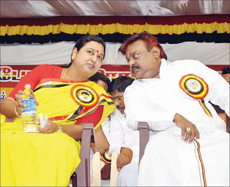 ''தண்ணி அடிக்கும் இடத்தில் யார் படம் வைப்பது என்று அண்ணிக்குத் தெரியாதா?''