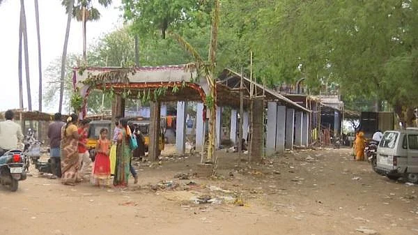 கோயில் விழாவில் மிரண்ட யானை தூக்கி வீசியதில் பூ விற்கும் பெண் பலி!