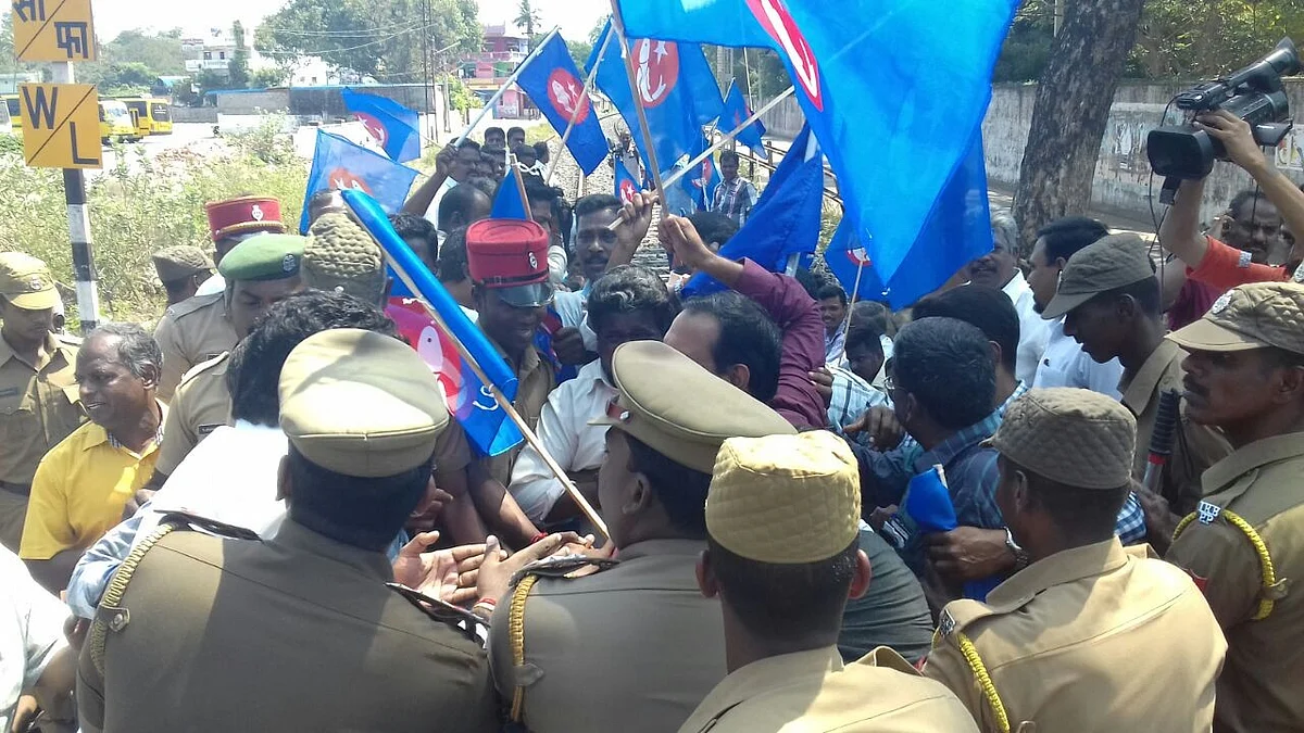 தமிழக மீனவர் சுட்டுக் கொல்லப்பட்டதைக் கண்டித்து, புதுச்சேரியில் ரயில் மறியல்!