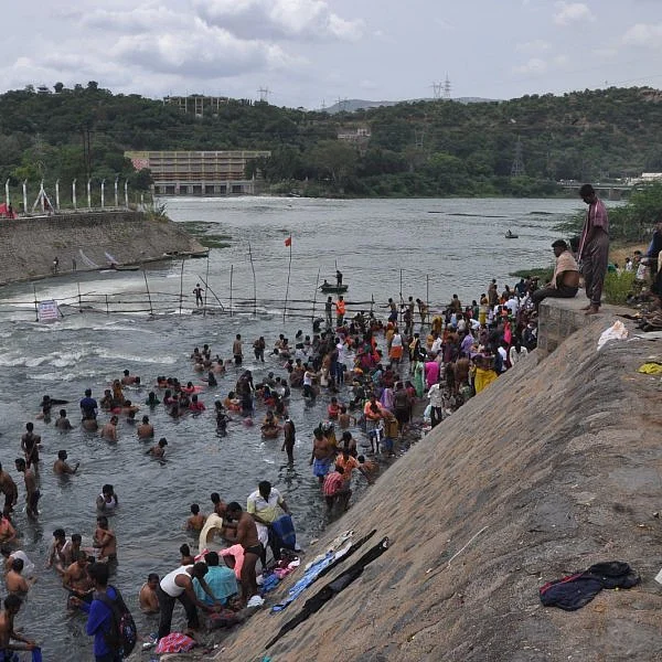 மேட்டூரில் ஆடிப்பெருக்கு! - காவிரியில் நீராடி பொதுமக்கள் குதூகலம்