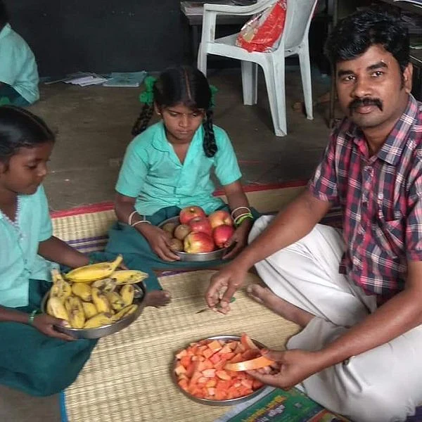 `சமத்துவம், பகிர்ந்துண்ணும் பழக்கம் பள்ளியில் இருந்தே வரணும்!’ - அரசுப் பள்ளியில் புதுமையான கற்றல் முறை