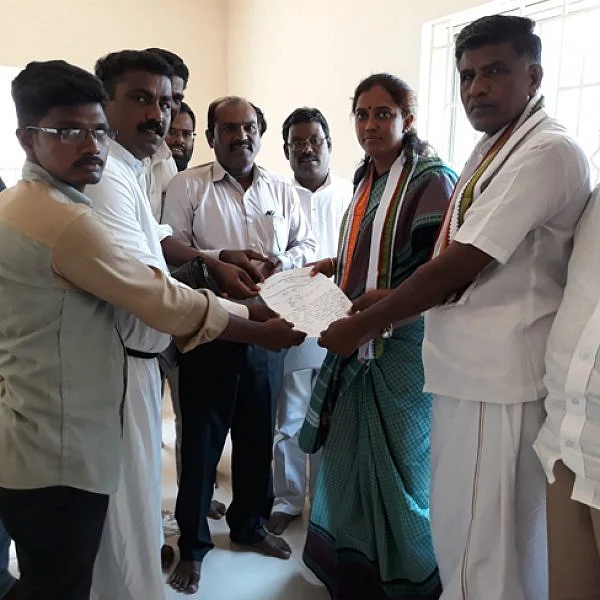 ``தம்பிதுரைக்கு ஓட்டு போடமாட்டோம்!"- ஜோதிமணியிடம் தீர்மானம் போட்டுக்கொடுத்த கிறிஸ்தவர்கள்