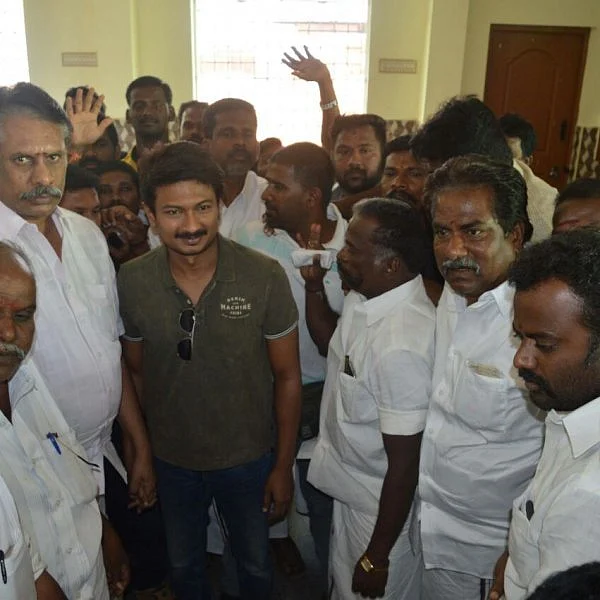 `பிறந்ததில் இருந்தே அரசியலில் உள்ளேன்' - அலங்காநல்லூரில் கலகலத்த உதயநிதி