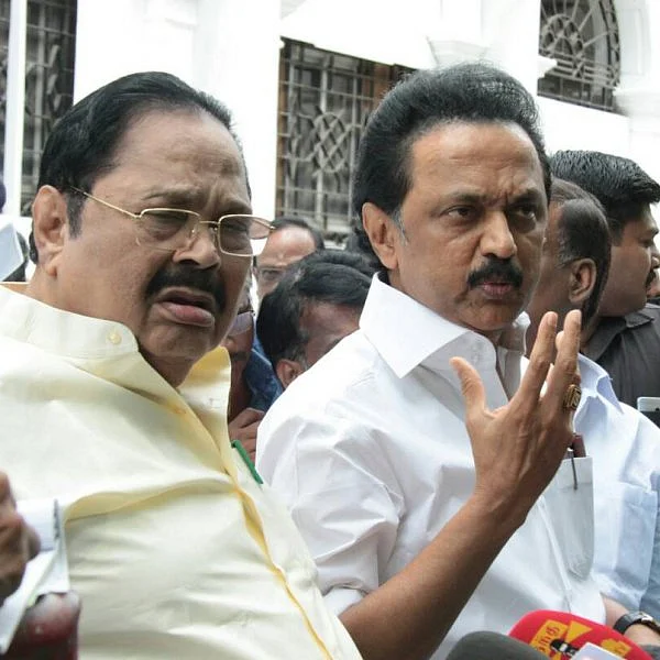 கூவத்தூர் வீடியோ விவகாரம்: இரண்டாவது நாளாக வெளிநடப்புசெய்த ஸ்டாலின்!