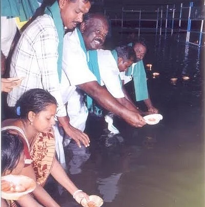 சம்பா நெற்பயிரை காக்கக்கோரி காவிரியில் வினோத வேண்டுதல்!
