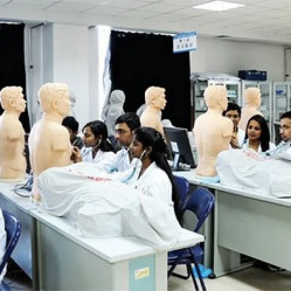 வெளிநாட்டில் மருத்துவம் படிப்பவர்களுக்கும் செக்; நீட் தேர்வு எழுத வேண்டுமாம்!