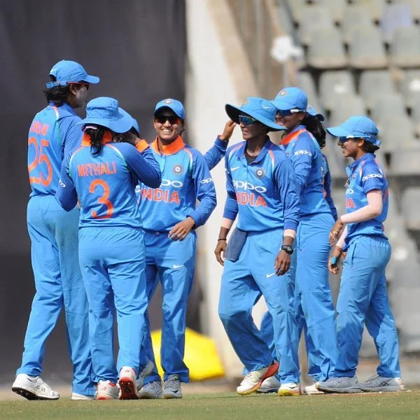 ஒரே ஓவரில் 3 விக்கெட்டுகள்! - வெற்றியுடன் இங்கிலாந்து தொடரைத் தொடங்கிய இந்திய மகளிர் அணி #INDvENG