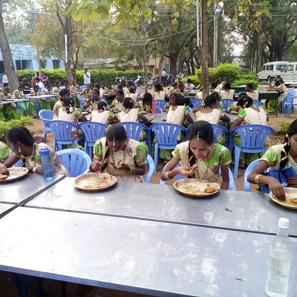 'எப்படி மனம் வந்ததோ தெரியவில்லை'- மாணவிகளுக்கு வழங்கப்பட்ட ஓர் இட்லி; ஒரு வடை