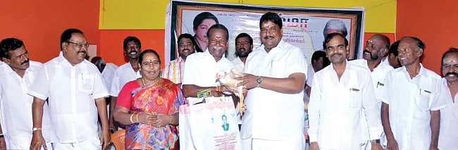 உயிரோடு ஏழாயிரம் கோழிகள்! - அ.தி.மு.க எம்.எல்.ஏ தீபாவளி பரிசு...