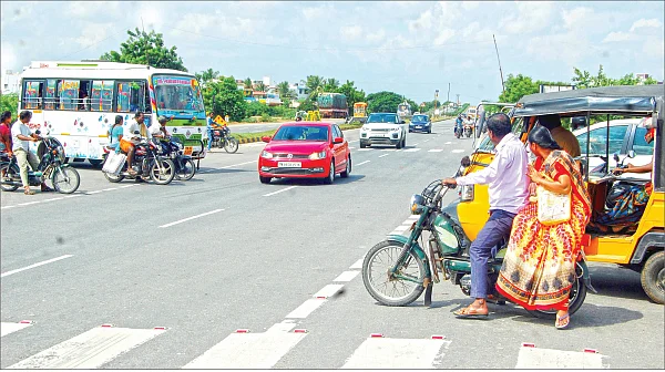உயிர் குடிக்கும் கூட்டுரோடு... மேம்பாலம் வருமா?