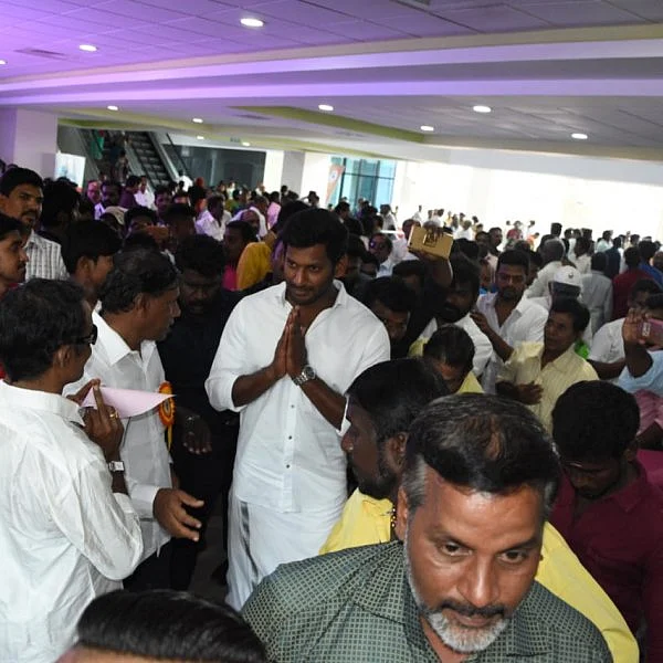 திரைப்பிரபலங்கள் பங்கேற்ற தென்னிந்திய நடிகர் சங்க 65ம் ஆண்டு பேரவைக் கூட்டம்... படங்கள்: வி.ஶ்ரீனிவாசுலு