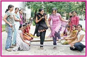 ஒரு டீ... ரெண்டு பிஸ்கட்.... நாலு 'கடி'!