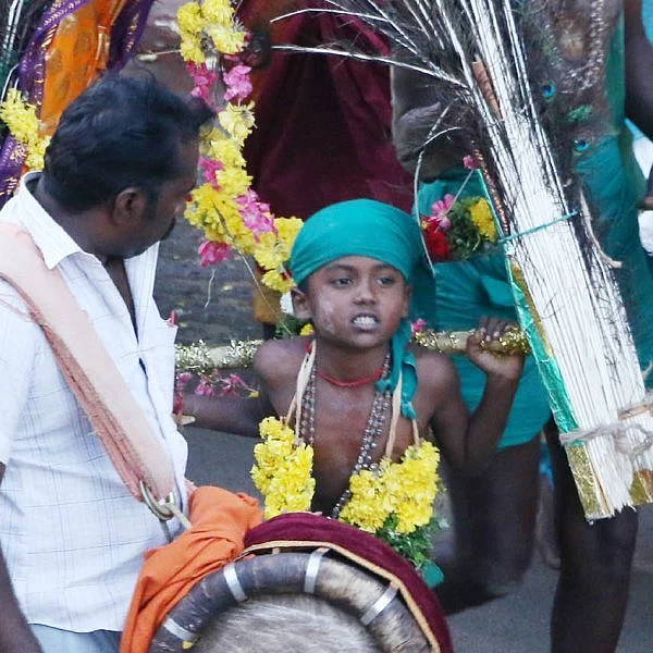 தோளில் `காவடி'... வாயில் `அலகு'... திருச்செந்தூருக்கு படை எடுக்கும் பாதயாத்திரை பக்தர்கள்