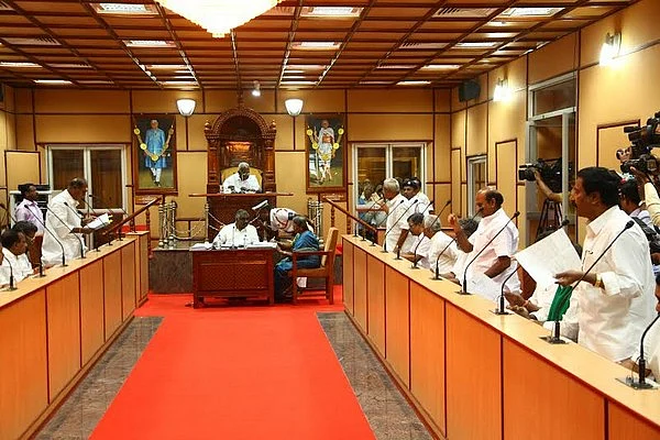 அமளியுடன் முடிந்த புதுச்சேரி சட்டசபை கூட்டம்!