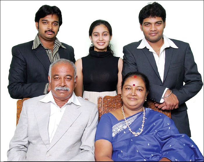 'நாங்க மூணு பேரும் சேர்ந்தா டான்ஸ் ஆடியே டயர்ட் ஆகிடுவோம்!’ - நடிகை அபிநயா