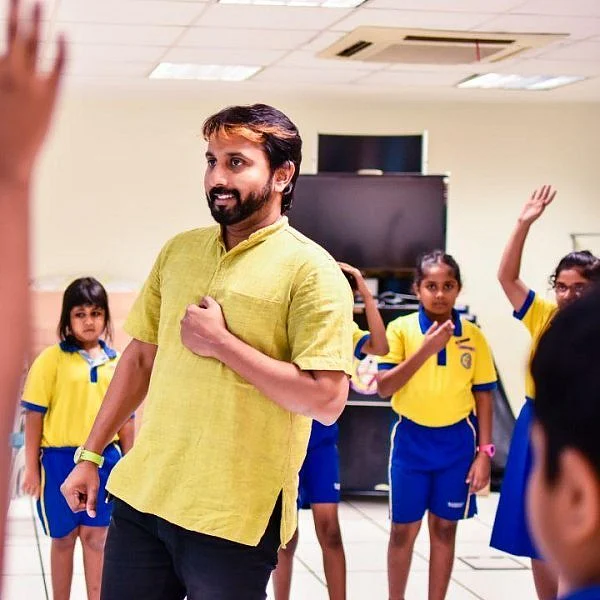 " 'உங்களைக் கல்யாணம் பண்ணிக்க நினைச்சேன்'னு அவங்க சொல்றப்ப... பக்கத்துல வொஃய்ப் !" திகிலான ஆனந்த கண்ணன்