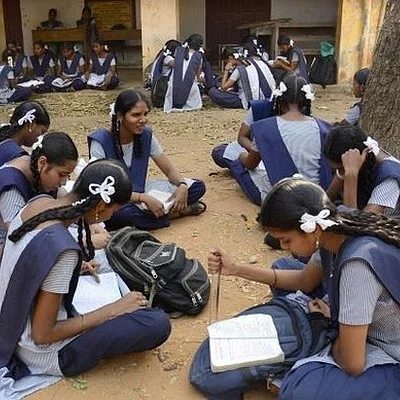 1200 பள்ளிகளுக்கு தமிழக அரசு மூடுவிழா: ராமதாஸ் எச்சரிக்கை
