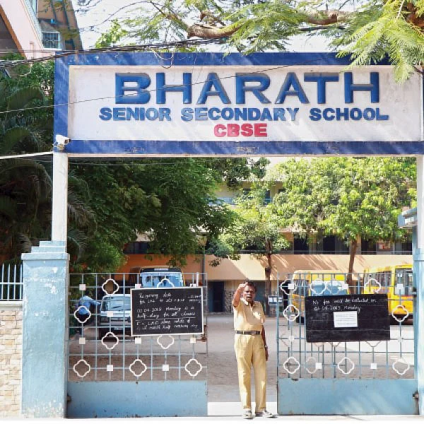 “திரும்பவும் எல்.கே.ஜி படிக்கணுமாம்!”