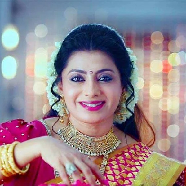 ''வெஸ்டர்ன் டிரஸ், டைமண்ட் நெக்லஸ், மஞ்சள் கலர், ஆன்லைன் ஷாப்பிங்'' - பிரியா ராமனின் ஃபேஷன் பக்கம்