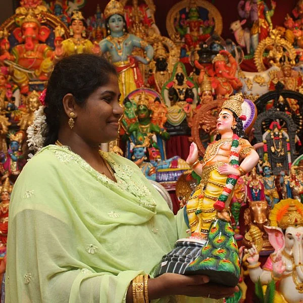 பூம்புகார் விற்பனை அங்காடியை வண்ணமயமாக்கும் அழகு கொலு பொம்மைகள்! படங்கள் : வள்ளிசௌத்திரி ஆ