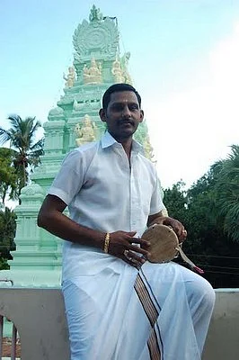 படித்தது எம்.இ... தொழில் உடுக்கை அடிப்பது!