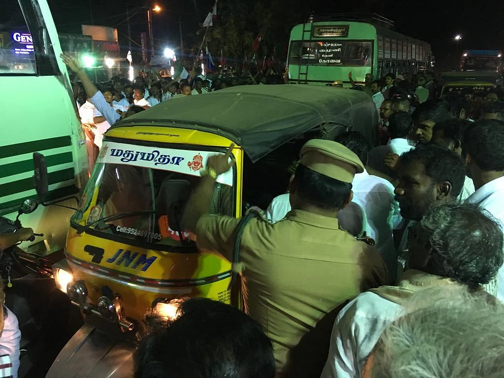 அ.ம.மு.க தொண்டர்களின் செயலால் தலையில் அடித்துக்கொண்ட பொதுமக்கள்!