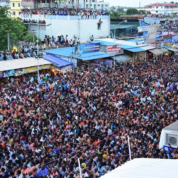 இன்று மாதாவின் தேர் பவனி... வேளாங்கண்ணியில் லட்சக்கணக்கான பக்தர்கள் குவிந்தார்கள்!