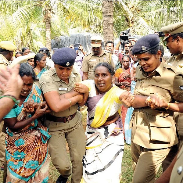 “கார்ப்பரேட்டுக்காக எங்களைக் காவு வாங்குகிறார்கள்!” - கொந்தளிக்கும் விவசாயிகள்