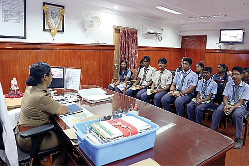 போலிஸைப் பார்த்து பயப்படாதீர்கள்!