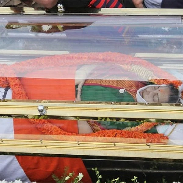 போயஸ் கார்டனை கதிகலக்கும் ‘நள்ளிரவு அலறல்’! - கலக்கத்தில் மன்னார்குடி மக்கள் #VikatanExclusive