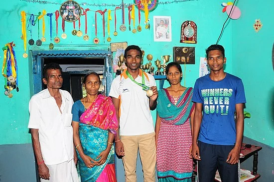 ஆசிய தடகளத்தில் சாதித்தவர் வீடு இதுதான்... சத்துணவு சாப்பிட்டு தங்கம் வென்ற ஆரோக்கிய ராஜீவ்!