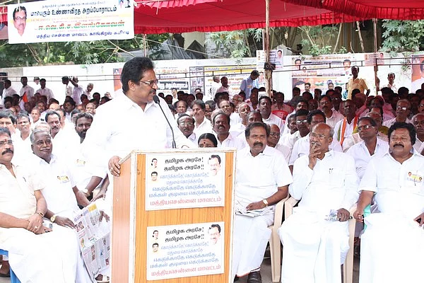 கலாமுக்கு ஒத்துழைக்காத உடல் நிலை மோடிக்கு ஒத்துழைத்ததா? -ஜெ.வுக்கு குஷ்பு ஆவேச கேள்வி!