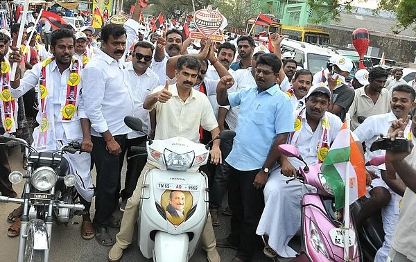 அப்பா ஒதுங்கினார் மகன் இறங்கினார்... மகிழ்ச்சியில் படபடக்கும் மதிமுக!