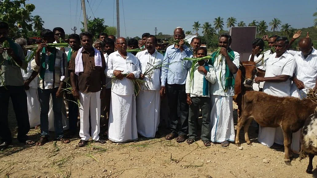 `சேலத்தில் உயர் அழுத்த மின் கோபுரங்களுக்கு எதிர்ப்பு' - நூதன போராட்டத்தில் ஈடுபட்ட விவசாயிகள்!