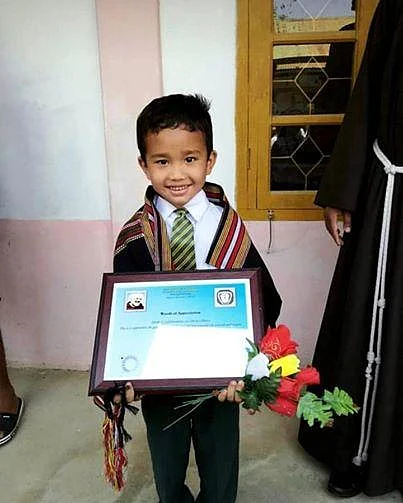 ''கோழிக்குஞ்சு இறந்துவிட்டது என்றேன்... கேட்கவில்லை!''- விருதுபெற்ற சிறுவனால் நெகிழும் தந்தை