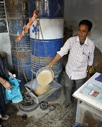 வருமான வரி செலுத்துவோருக்கு ரேஷன் பொருட்களை நிறுத்தலாமா?