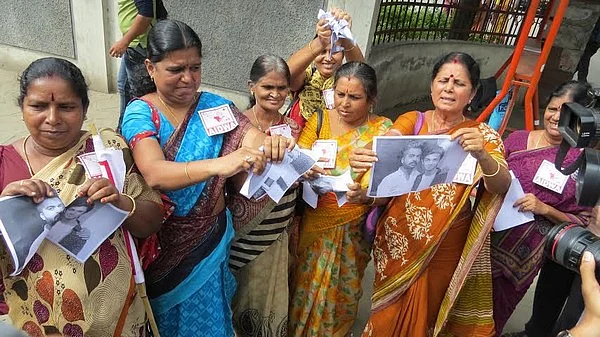 பீப் பாடல்: - சிம்பு, அனிருத்துக்கு எதிராக மாதர் சங்கத்தினர் போலீசில் புகார்; ஆர்ப்பாட்டம்!