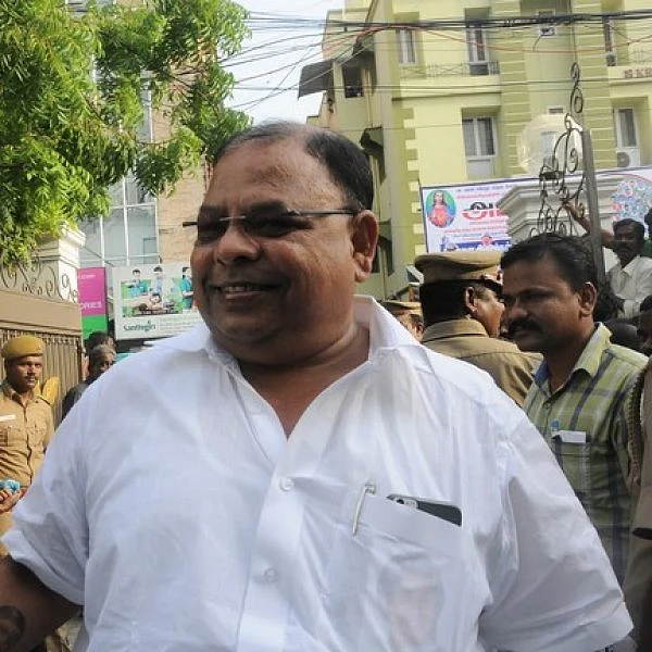 `மத்தவங்கள விடுங்க; ஈ.பி.எஸ், ஓ.பி.எஸ் என்ன சொல்றாங்கன்னு பாருங்க!'- வெற்றிவேல்
