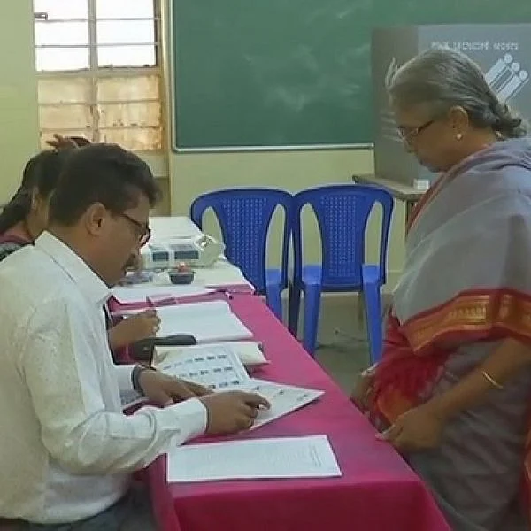 கர்நாடக தேர்தல் போர் - வாக்குப் பதிவு தொடங்கியது