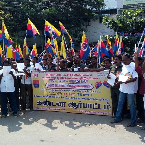 'சிலிண்டர் தூக்குபவர்களுக்கும் உரிமை வேண்டும்!'- திருச்சியில் ஆர்ப்பாட்டம்