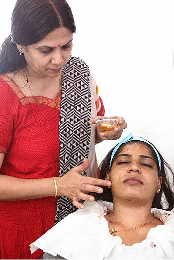 ஆள் பாதி... தோல் பாதி!