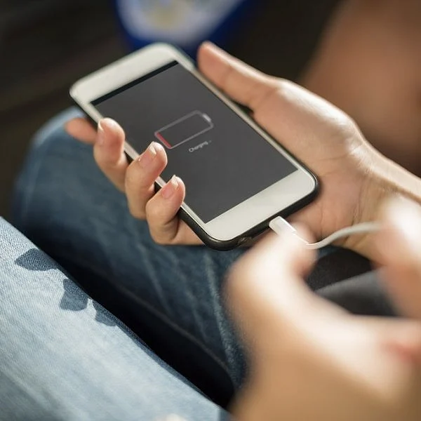 மொபைல் சார்ஜிங் தவறால் 33,000 புகைப்படங்களை இழந்த பெண்! #MobileCharging
