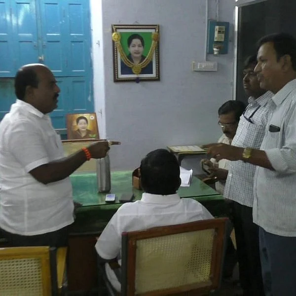 கூட்டுறவு சங்கத் தேர்தல் - அதிகாரிகளிடம் வாக்குவாதத்தில் ஈடுபட்ட திருப்பூர் எம்.எல்.ஏ-க்கள்!