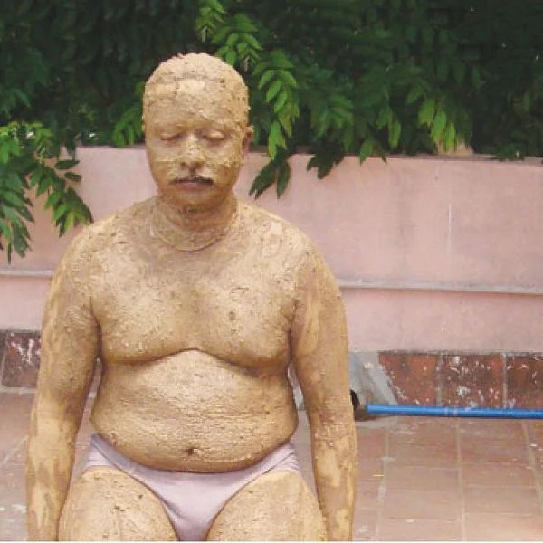 நிலம் முதல் ஆகாயம் வரை... மண் குளியல் - இது இந்திய மருத்துவ சிகிச்சை