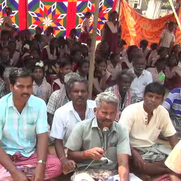 'ஒரு லட்சம் கொடுத்துட்டோம்; பள்ளிக்கு இடம், தளவாடப் பொருள்கள் தயார்!'- கல்விக்காகப் போராடும் பெற்றோர்கள்