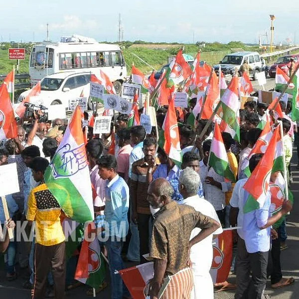 `தூத்துக்குடி ஆட்சியர் ஸ்டெர்லைட் ஆலைக்கு ஆதரவாகச் செயல்படுகிறார்’ - கொதிக்கும் காங்கிரஸ்
