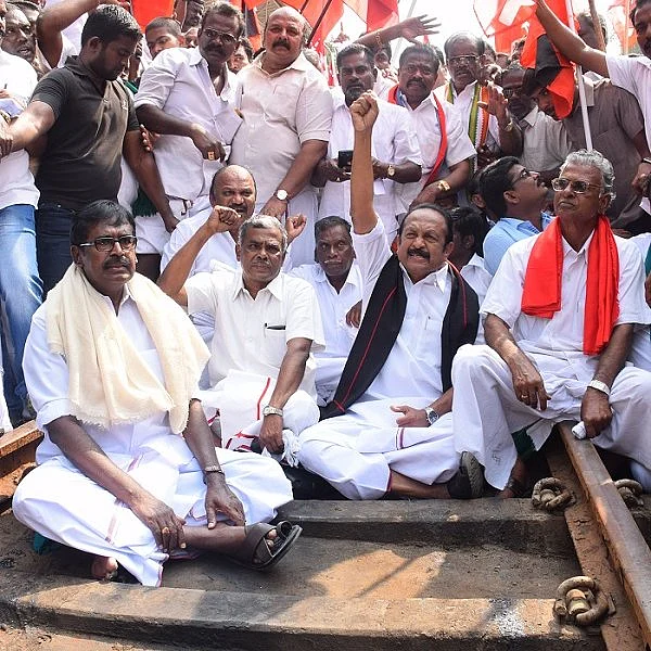’’பதவிக்காக மோடியைச் சந்தித்த முதல்வர் விவசாயிகளுக்காக சந்திக்காதது ஏன்?’’ - தஞ்சையில் சீறிய வைகோ