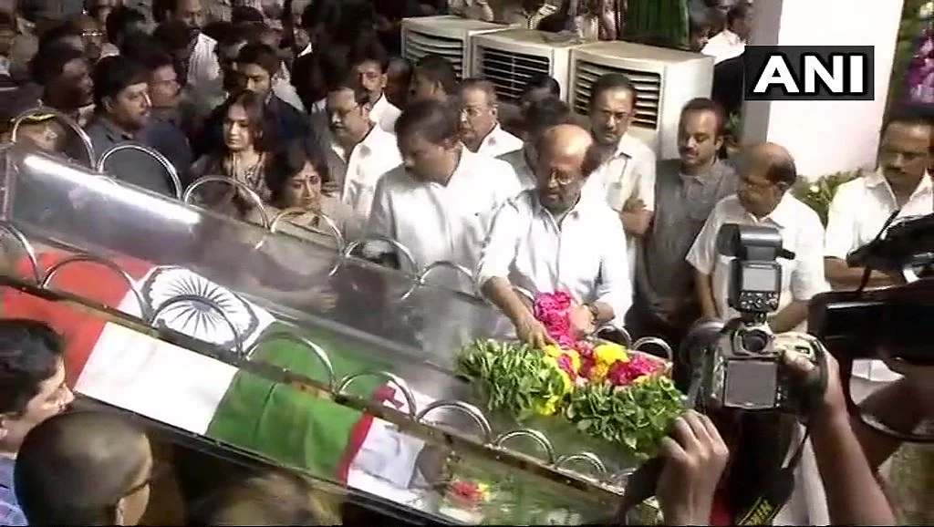 Live update: மெரினாவில் விதைக்கப்பட்டார் கலைஞர்! #Karunanidhi