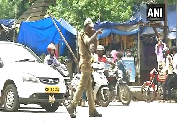 நடனம் மூலம் டிராஃபிக் கன்ட்ரோல் செய்யும் காவலர்! - வைரலாகும் வீடியோ